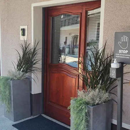 & Kepic, Airport Bed & Breakfast 3*