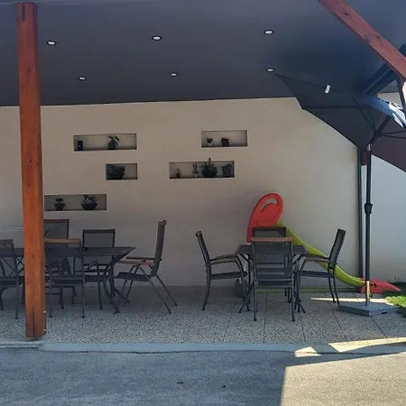 & Kepic, Airport Bed & Breakfast 3*