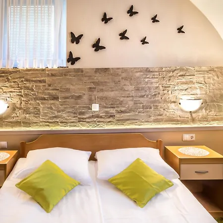 & Kepic, Airport Bed & Breakfast 3*