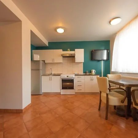 & Kepic, Airport Bed and breakfast