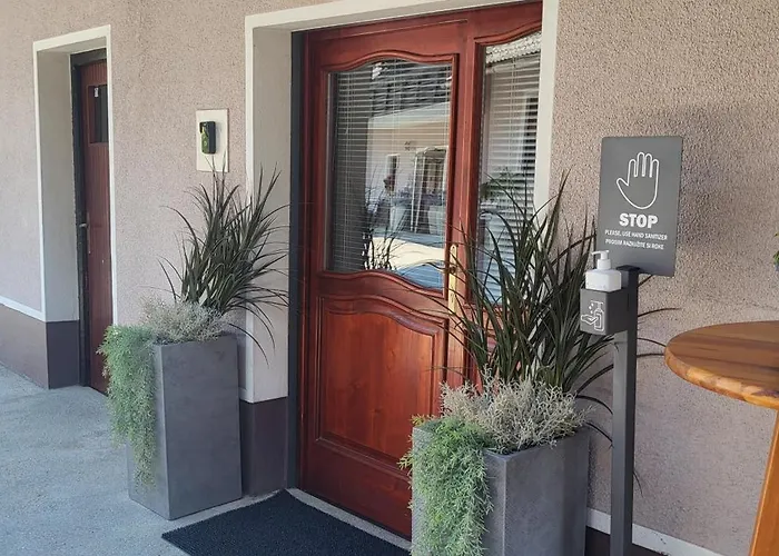 & Kepic, Airport Bed & Breakfast 3*