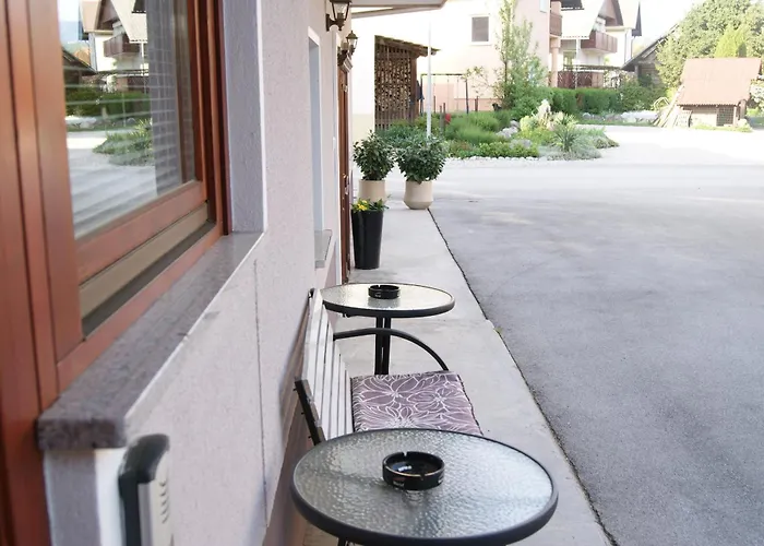 & Kepic, Airport Bed & Breakfast 3*