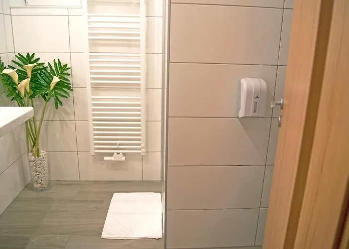 & Kepic, Airport Bed & Breakfast 3*